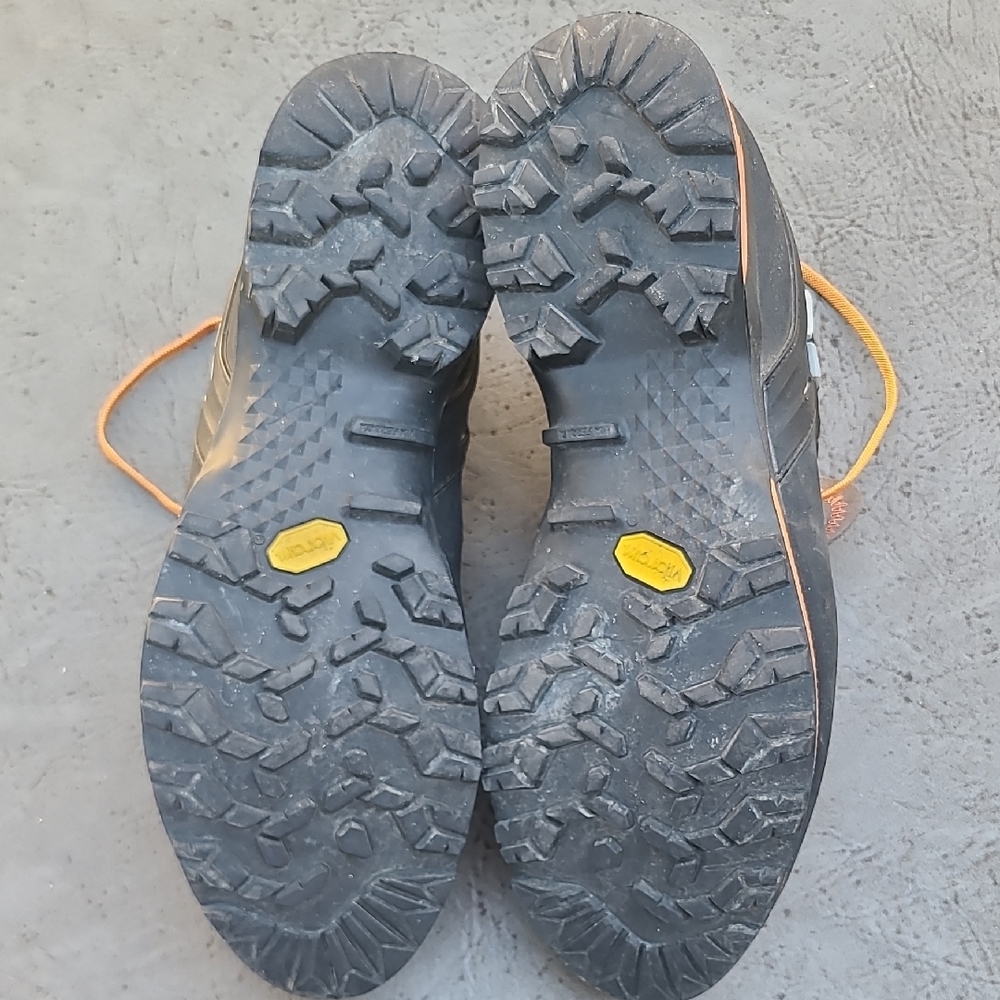 Men's Outdoor Shoes - Black and Orange - Picture 5 of 6
